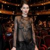 Em fevereiro de 2010, a modelo francesa Laetitia Casta ousou ao abrir mão do sutiã e deixar a calcinha à mostra em look supertransparente com bordados e plumas para a 35ª edição do prêmio César, em Paris, na França