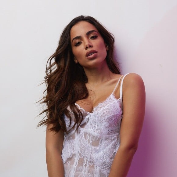 Anitta aparecerá de terno preto, body decotado e cinta-liga no clipe da música 'Downtown', seu novo lançamento com o cantor J Balvin