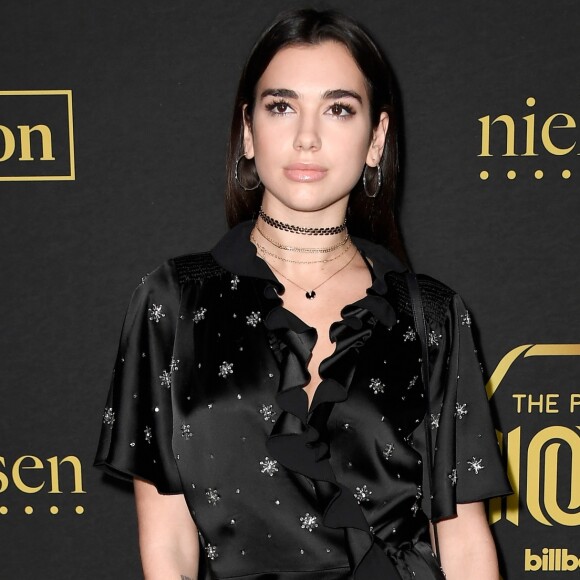 'Me deixem sair, por favor', pediu Dua Lipa aos fãs em um vídeo publicado no Twitter