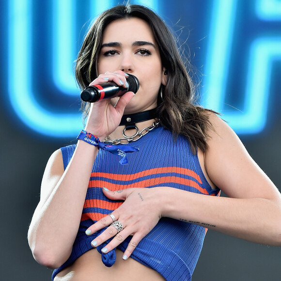 A assessoria da GRU Airport confirmou que cerca de 20 pessoas estavam no local esperando a chegada de Dua Lipa, mas declarou que os relatos de tumulto estão sendo exagerados