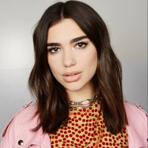 Dua Lipa se assusta com assédio de fãs ao chegar em aeroporto de São Paulo, na manhã desta quarta-feira, 8 de novembro de 2017