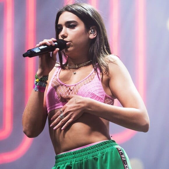 No vídeo, Dua Lipa aparece com voz de choro, de cabeça baixa e com as maõs tampando o rosto