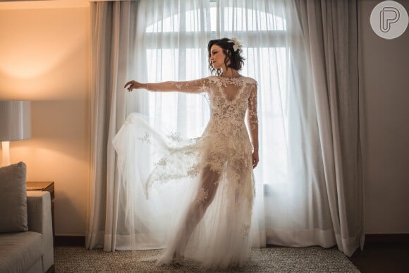 Carolina Kasting investiu em um vestido esvoaçante para o casamento com Maurício Grecco
