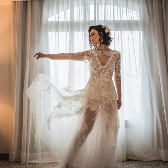 Carolina Kasting investiu em um vestido esvoaçante para o casamento com Maurício Grecco