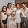 Carolina Kasting e o marido, Maurício Grecco, posaram com a família durante o casamento