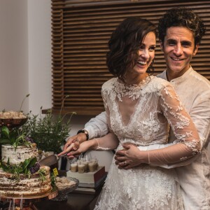 Carolina Kasting e o marido, Maurício Grecco, realizaram o casamento em sua casa no Rio de Janeiro