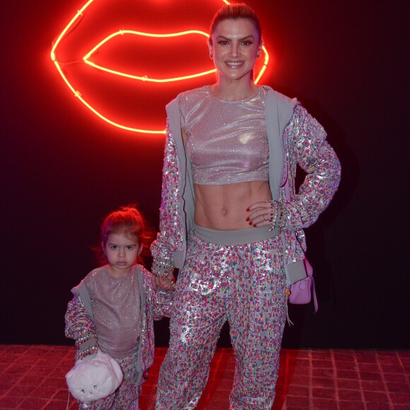 Mirella Santos e a filha, Valentina, combinaram looks para prestigiar o desfile da nova coleção de Andressa Salomane, em São Paulo, nesta quarta-feira, 8 de novembro de 2017