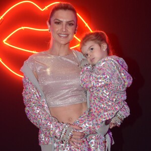 Mirella Santos e Valentina usaram conjuntos com aplicações coloridas para prestigiar o desfile da nova coleção de Andressa Salomane, em São Paulo, nesta quarta-feira, 8 de novembro de 2017