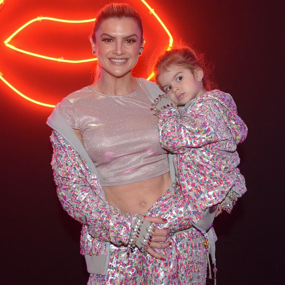 Mirella Santos e a filha, Valentina, mostraram a união fashion entre elas no desfile da nova coleção de Andressa Salomane, em São Paulo, nesta quarta-feira, 8 de novembro de 2017