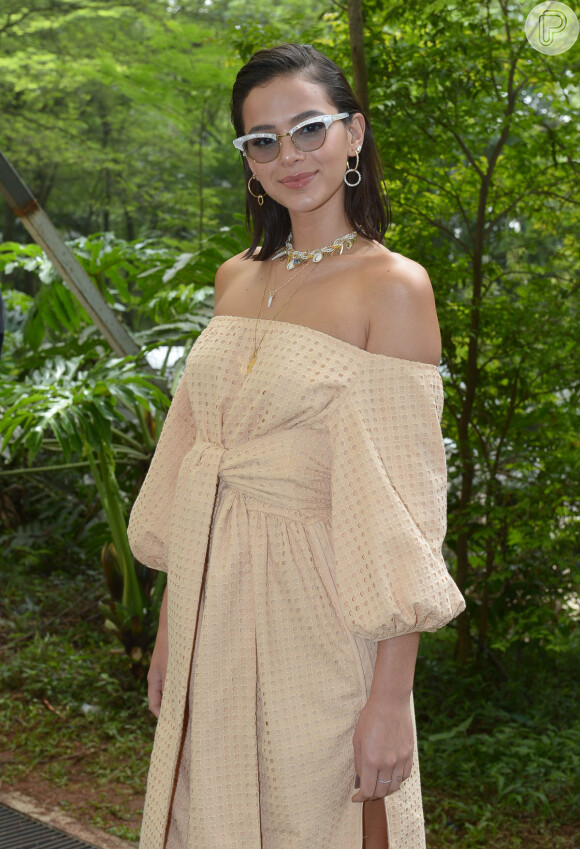 Bruna Marquezine voltou a investir em óculos fashionistas com um modelo da grife italiana Gucci, com detalhes de strass na armação