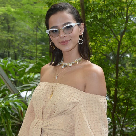 Bruna Marquezine voltou a investir em óculos fashionistas com um modelo da grife italiana Gucci, com detalhes de strass na armação