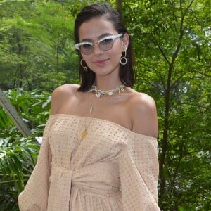 Bruna Marquezine escolheu um vestido nude ombro a ombro com amarração na cintura para prestigiar o desfile da coleção de Paula Raia em parceria com a rede de fast fashion Riachuelo