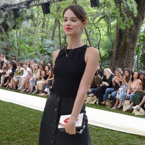 Assim como Ewbank, Laura Neiva combinou saia com body recortado para o desfile da nova coleção de Paula Raia para a Riachuelo, em um evento realizado na Fundação Maria Luísa e Oscar Americano, em São Paulo, na manhã desta quinta-feira, 9 de novembro de 2017