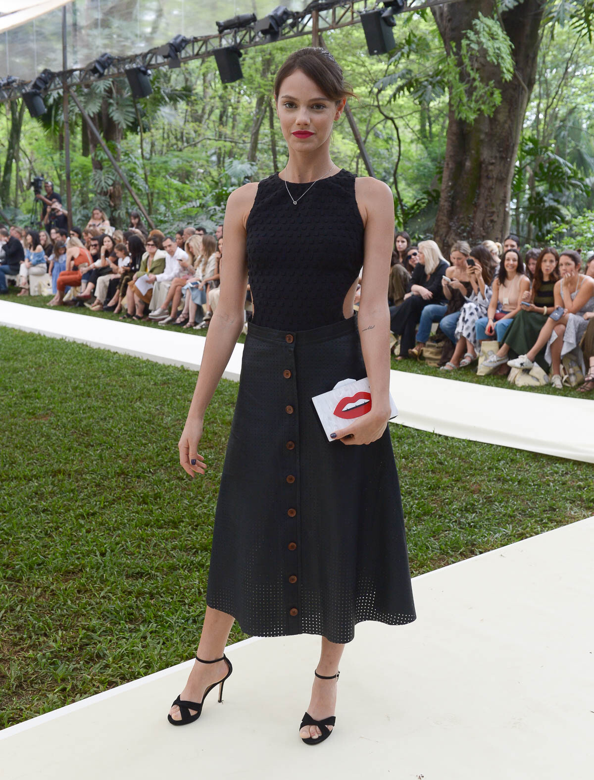 Foto: Laura Neiva completou o look com uma estilosa clutch com a figura de  uma boca - Purepeople