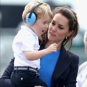 Grávida de 4 meses de seu terceiro bebê, Kate Middleton leva o filho, príncipe George, de 4 anos, à escola todos os dias