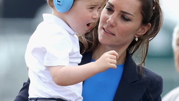 Grávida, Kate Middleton leva príncipe George à escola diariamente: 'Acostumando'