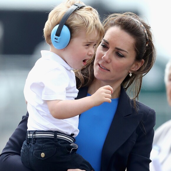 Grávida de 4 meses de seu terceiro bebê, Kate Middleton leva o filho, príncipe George, de 4 anos, à escola todos os dias