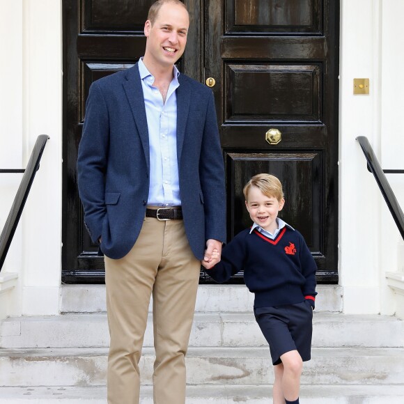 Kate Middleton não pode levar George ao seu primeiro dia de aula por estar enjoada e o pequeno foi à escola acompanhado por príncipe William