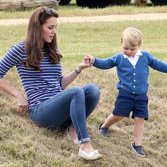 'Como mãe, ainda me acostumando a deixar meu próprio filho nos portões da escola, está claro que é preciso toda a comunidade para ajudar a criar uma criança', afirmou Kate Middleton sobre ir ao colégio com o primogênito George, de 4 anos