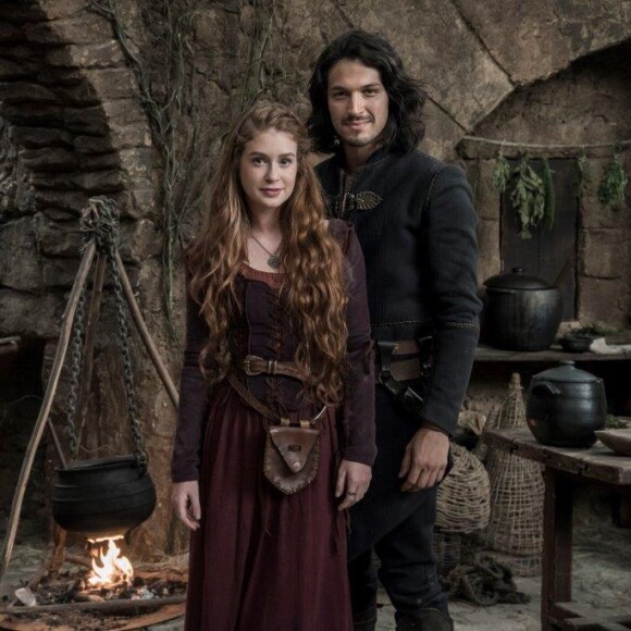 Marina Ruy Barbosa, Romulo Estrela e os demais atores de 'Deus Salve o Rei' já estavam gravando na cidade cenográfica