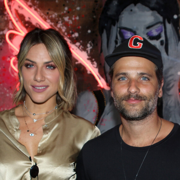 Giovanna Ewbank vai acompanhada do marido, Bruno Gagliasso, à exposição 'Re.ver.so', na galeria Luís Maluf, no bairro Jardins, em São Paulo