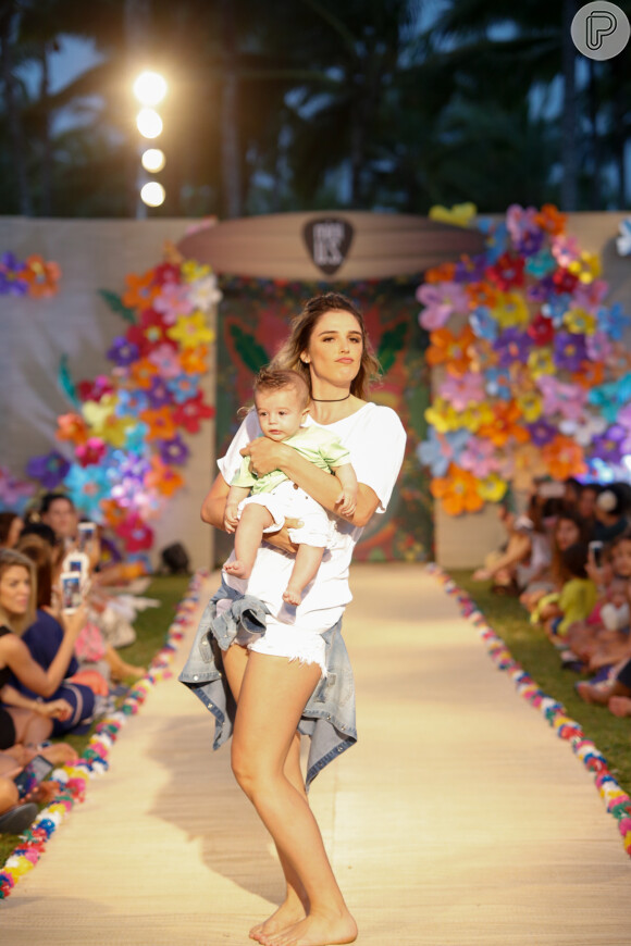 Rafa Brites, mãe coruja de Rocco, de 9 meses, já desfilou com o filho em lançamento de coleção de moda