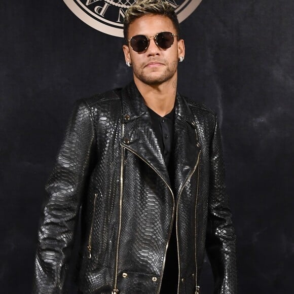 Neymar foi comparado ao Batman na versão francesa do trailer do filme 'Liga da Justiça'