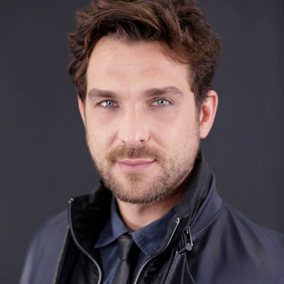 Marido de Zoe (Juliana Knust), o gênio da informática Benjamin (Igor Rickli) vai sofrer com a morte da avó Lia (Lucinha Lins), na novela 'Apocalipse'