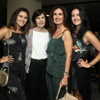 Fátima Bernardes vai com as filhas, Laura e Beatriz, e a mãe, Eunice, ao teatro