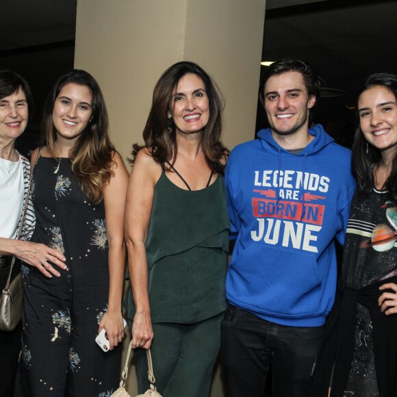 Fátima Bernardes posa com Hugo Bonemer, protagonista do musical sobre a vida de Ayrton Senna