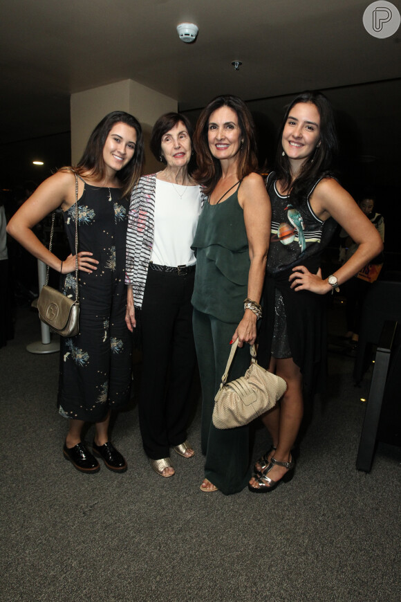 Fátima Bernardes, as gêmeas Laura e Beatriz, e Dona Eunice, mãe da apresentadora, foram juntas ao teatro