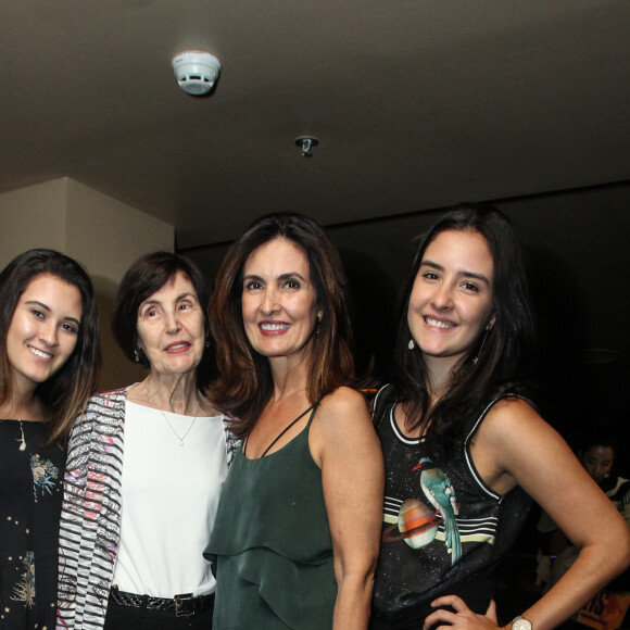 Fátima Bernardes, as gêmeas Laura e Beatriz, e Dona Eunice, mãe da apresentadora, foram juntas ao teatro