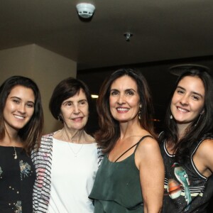 Fátima Bernardes posou com as filhas, Laura e Beatriz, ao chegar ao teatro Riachuelo