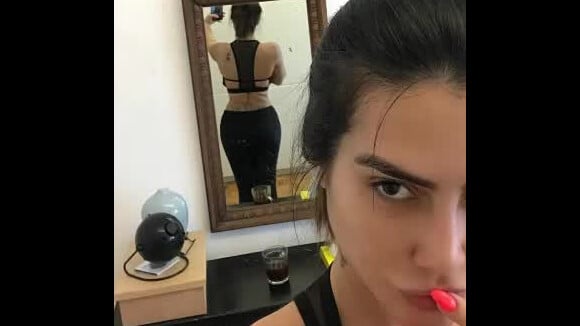 Cleo Pires mostra corpo antes de malhar: 'Gordurinhas acumuladas por ansiedade'