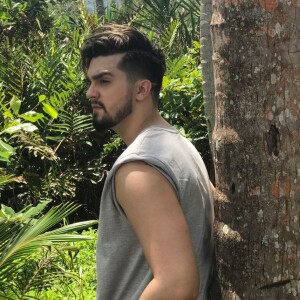 Luan Santana se emocionou ao doar o cabelo para a fã Samara, de Nova Iguaçu: 'Eu tenho um presente: eu fiz questão de doar essa partezinha de mim para você'