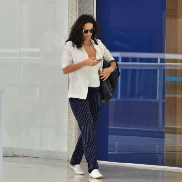 Aos cinco meses de gravidez, Débora Nascimento apostou em um look confortável para o voo de ponte aérea