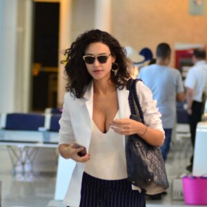 Grávida, Débora Nascimento lanchou uma banana durante o voo: 'Fome danada'