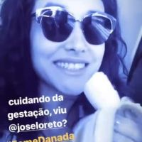 Débora Nascimento embarca para SP e mostra lanche em voo: 'Grávida faminta'