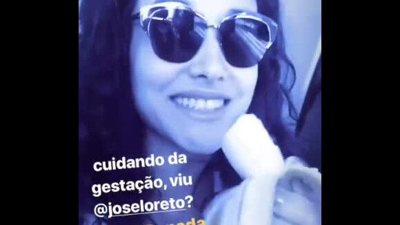 Débora Nascimento embarca para SP e mostra lanche em voo: 'Grávida faminta'