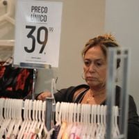 Susana Vieira compra roupas em liquidação e posa para fotos com fãs no Rio