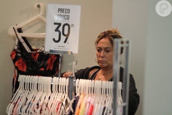 Susana Vieira faz compras em uma liquidação no Rio neste domingo, 12 de novembro de 2017
