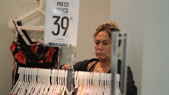 Susana Vieira compra roupas em liquidação e posa para fotos com fãs no Rio