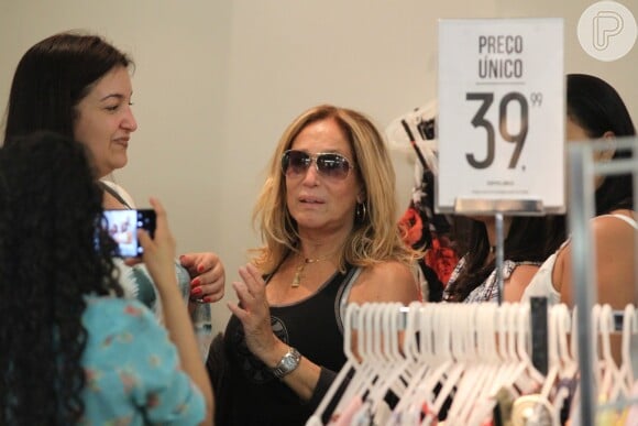 Susana Vieira usou os óculos escuros para disfarçar a falta de maquiagem nas fotos