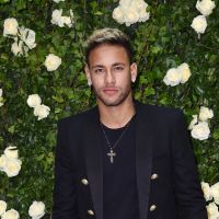 Neymar faz cara de triste ao segurar vela de Whindersson Nunes e Luisa Sonza