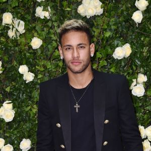 Neymar apareceu fingindo estar cabisbaixo em uma foto postada por Luiza Sonza em seu Instagram neste domingo, 12 de novembro de 2017