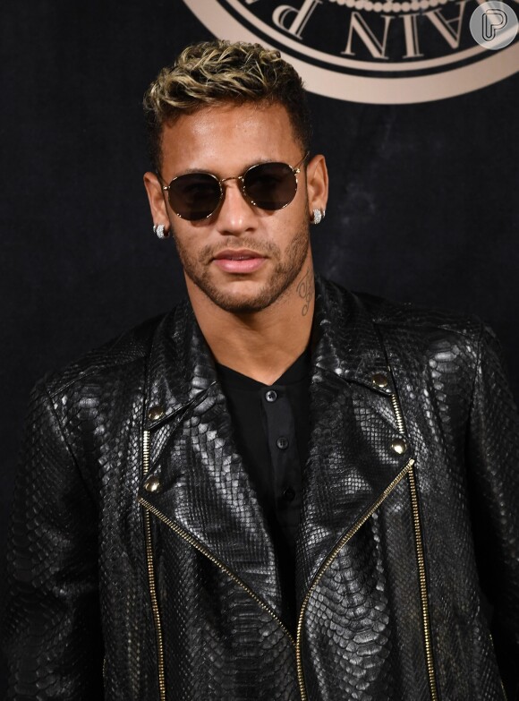 'Na vida eu sou o Neymar, de chinelo e meia e segurando para os meus parça', brincou um internauta