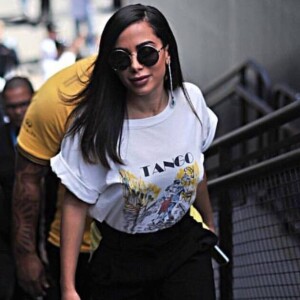 Anitta faturou R$ 300 mil para cantar 'Hino Nacional'