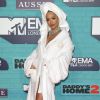 Rita Ora atraiu olhares por chegar de roupão de banho e toalha enrolada na cabeça no Europe Music Awards 2017