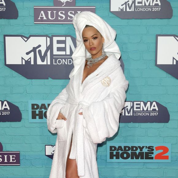Rita Ora atraiu olhares por chegar de roupão de banho e toalha enrolada na cabeça no Europe Music Awards 2017