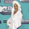 Anfitriã da premiação, Rita Ora agitou público com as músicas 'Your Song' e 'Anywhere', lançadas por ela este ano